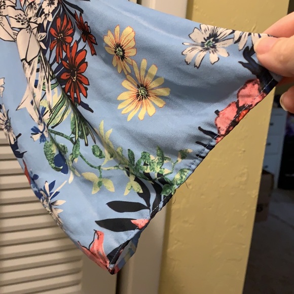 Charlie B light long sleeve floral blouse, wide sleeves, cinched smock center - Picture 5 of 5